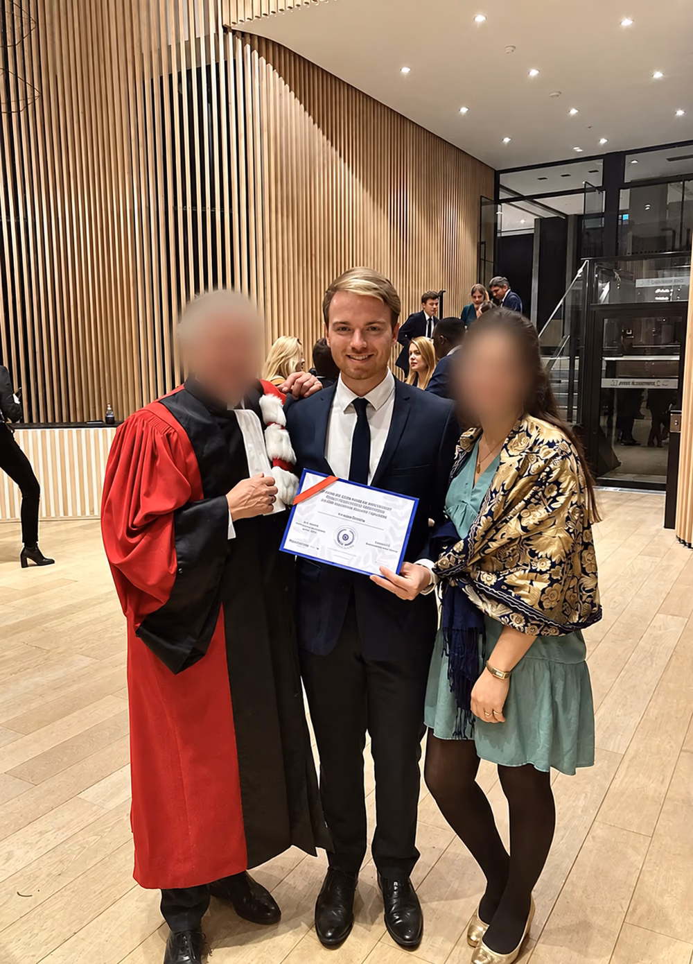 Hugues Souron recevant son diplôme du Master Droit des assurances à l'Institut des Assurances de Paris-Dauphine