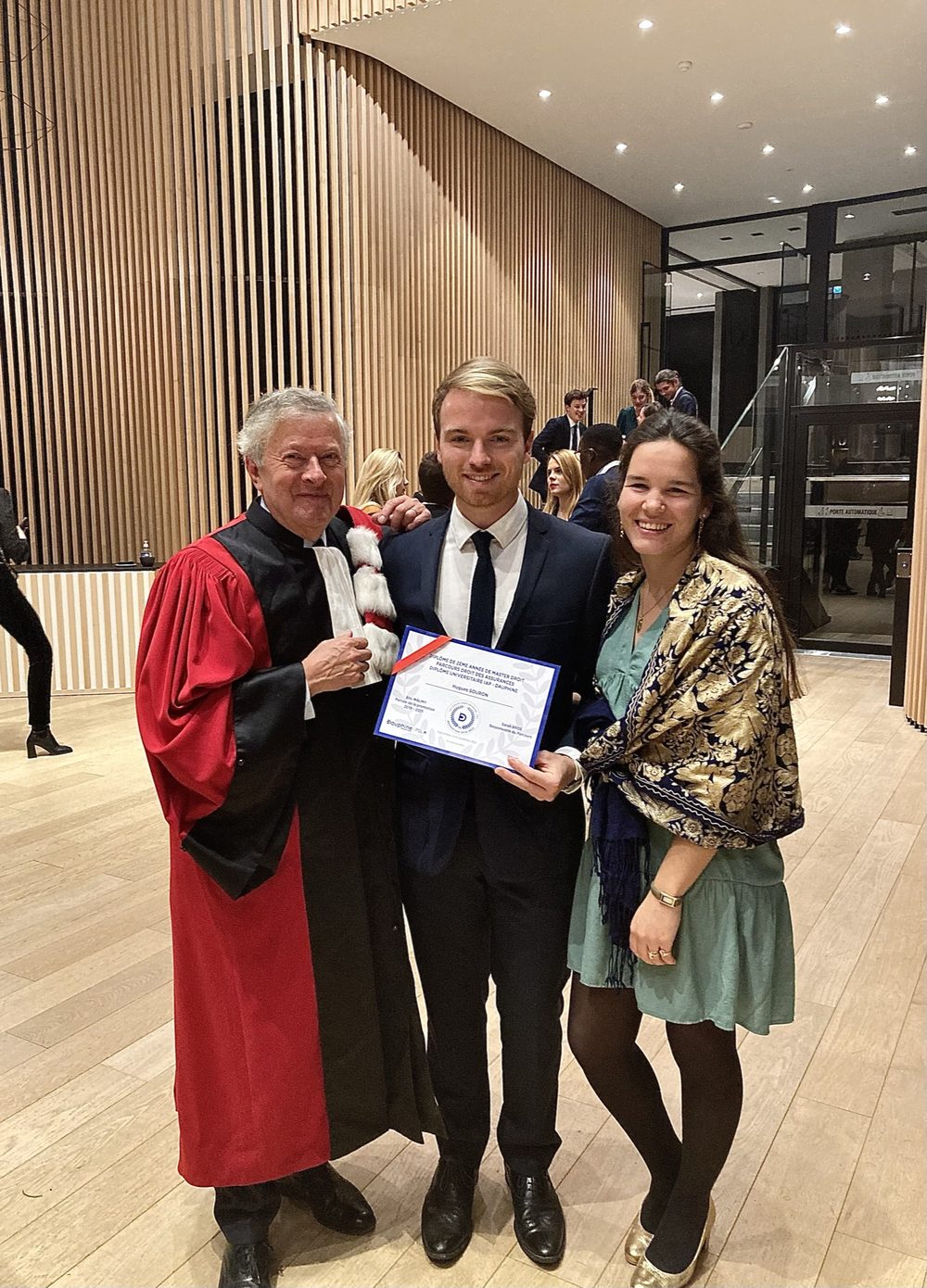 Hugues Souron recevant son diplôme du Master Droit des assurances à l'Institut des Assurances de Paris-Dauphine